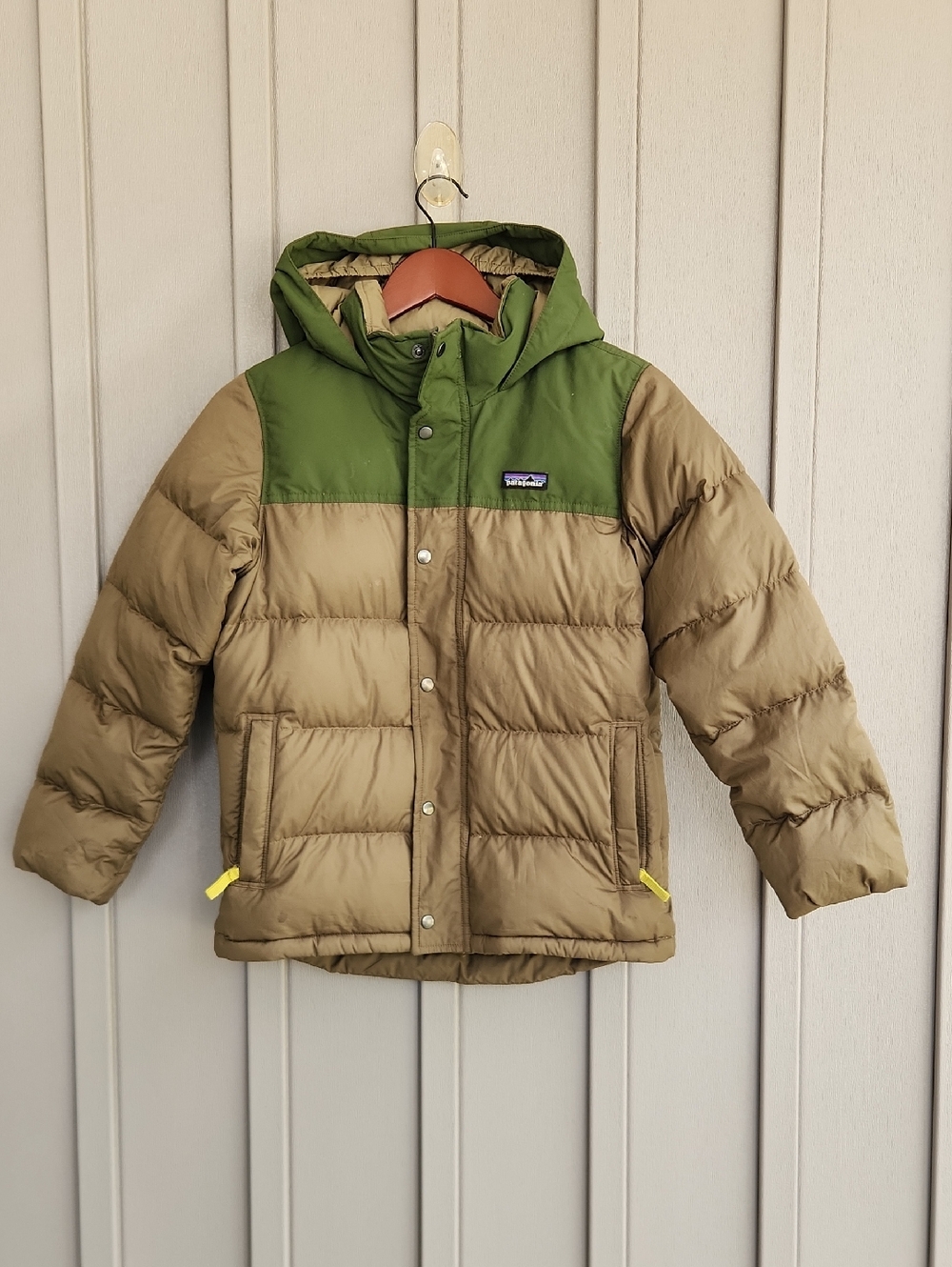 Patagonia DOWN  Two-Tone Hooded Puffer Jacket in Olive Green and Khaki,Size M
